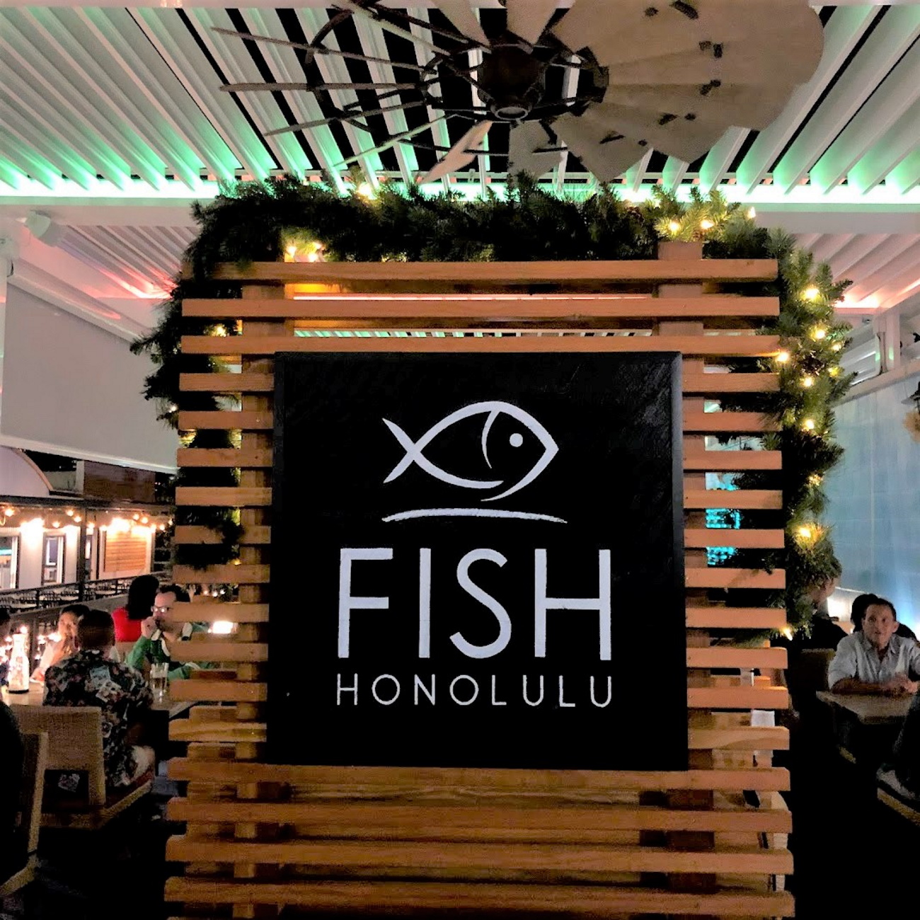 オープンエアで爽やかなハワイの風を感じながらゆっくりと食事が出来るダイニングレストラン「フィッシュ・ホノルル」 BIZ Trip TO