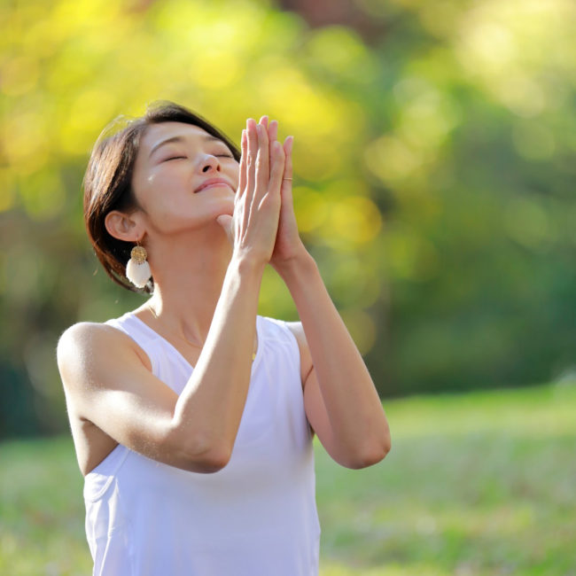 全身のたるみにおさらば 引き締めポーズ スフィンクスプランクポーズ Yoga In Your Life By Ayumi Kai Intheknow Guest List Web Magazine